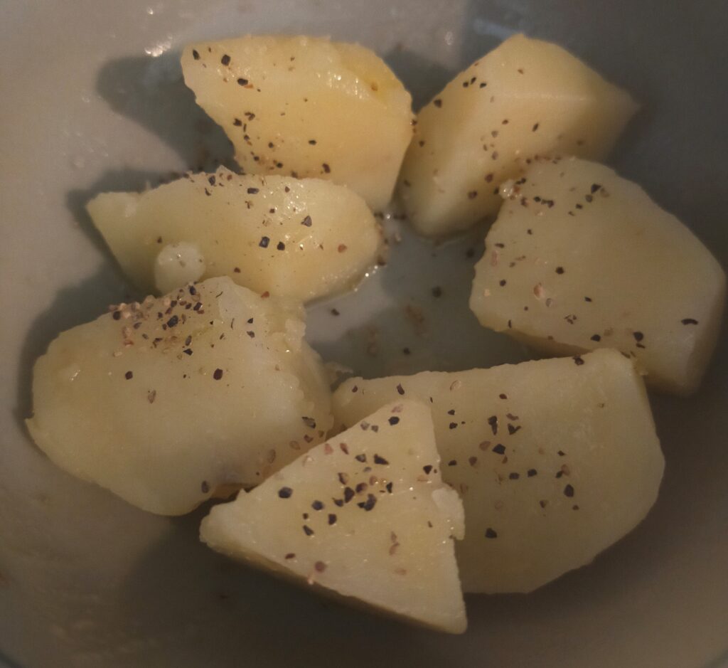 塩コショウで味付けた茹でじゃがいも